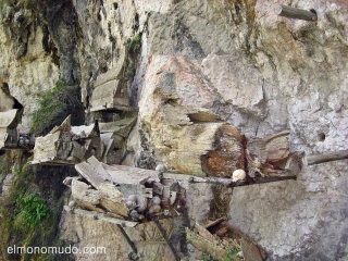 Antiguos ataudes Toraja.jpg