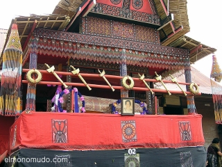 Ataud en funeral Toraja.jpg