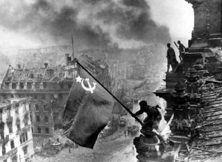 bandera-sobre-el-reichstag-retocada.jpg