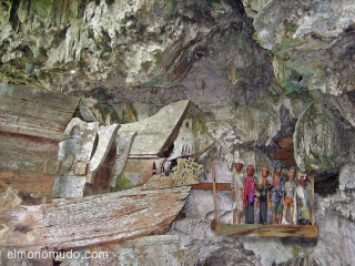 Cementerio y tau tau toraja.jpg