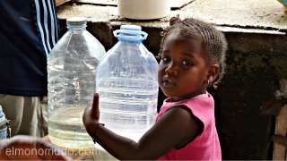 Niña en mercado. Praia. Cabo Verde