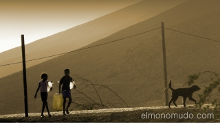 Niños en busca de agua. Isla de Sao Vicente. Cabo Verde