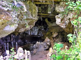 Cueva cementerio Toraja.jpg      