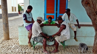 Jugando al Wari (Mancala). Palmeira. Sal. Cabo Verde 