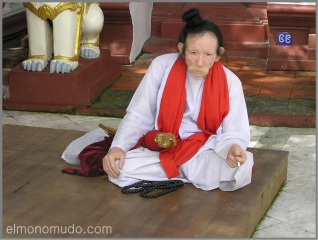 Anciano Myanmar en templo        