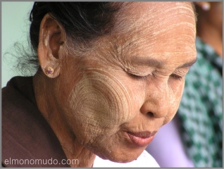 Mujer de Myanmar rezando        