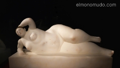 estatua en marmol de mujer desnuda reclinada.bogotá.colombia.botero.
