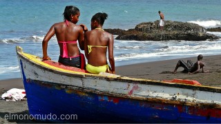 Bañistas en playa de Praia. Isla de Santiago. Cabo Verde