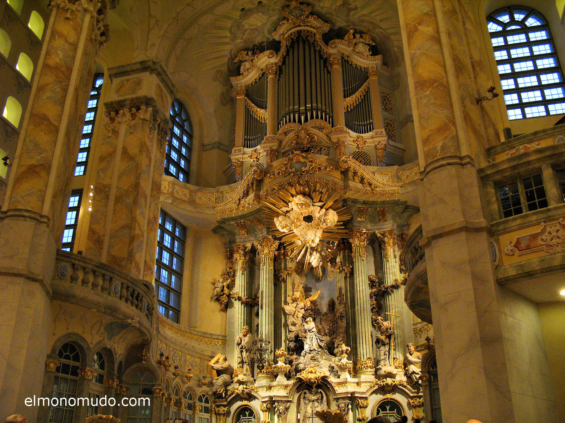 frauenkirche-interior-retablo-centro