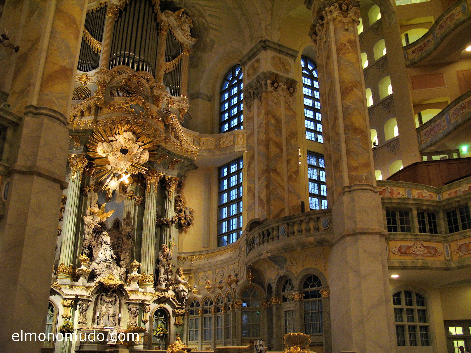 frauenkirche-interior-retablo-columnas-izquierda