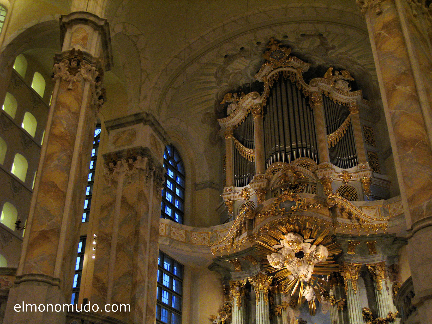 frauenkirche-interior-retablo-columnas-superior-izquierda