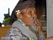 Anciano con traje tipico indonesio. Sumatra. Indonesia     
