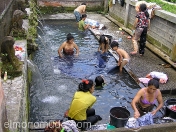 Mujeres en el lavadero del pueblo. Sumatra. Indonesia.