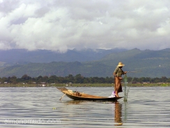 pescador en el lago inle. myanmar