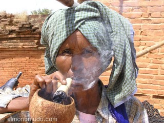 Mujer fumadora Myanmar