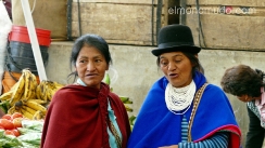 indios guambianos en el mercado de silvia.colombia
