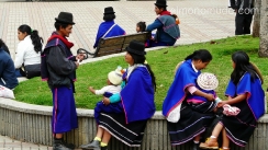 indios guambianos en el mercado de silvia.colombia